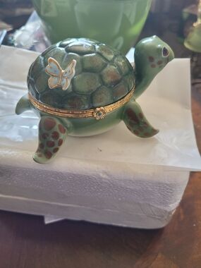 "Little Charmer" Green Turtle Music Box